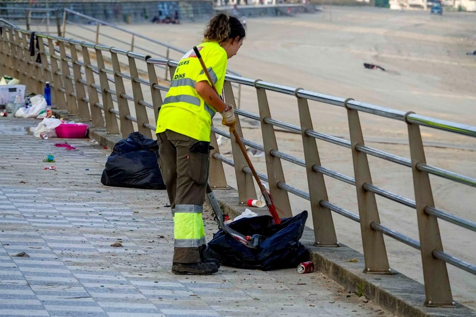 Galería | La resaca de San Xoán 2026 deja toneladas de residuos en Samil y Panxón