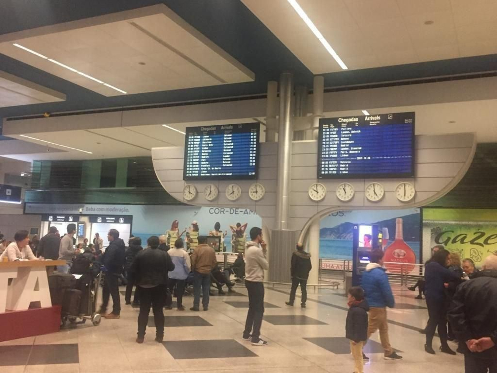 Interior de la terminal aeroportuaria Sá Carneiro, en Oporto.