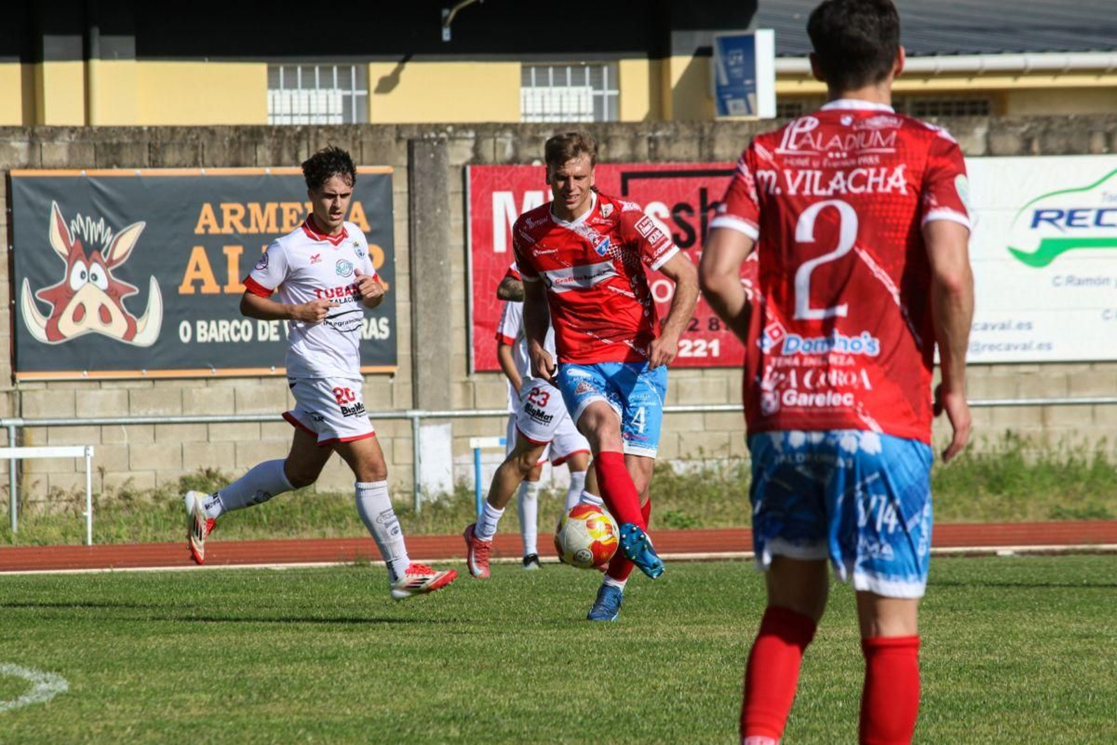 Andrés Calvo, defensa del Barco, realiza un pase en el encuentro ante el Noia.