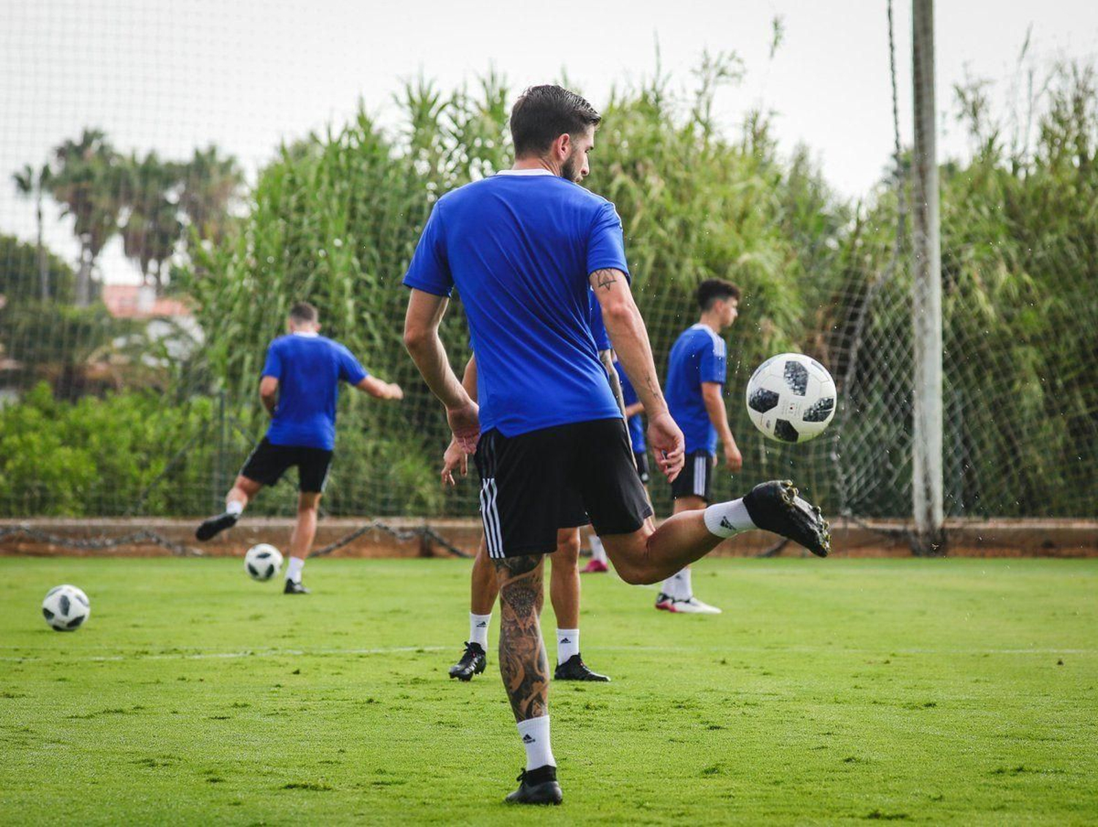 El futbolista Fernando Andrada, dando toques al balón en un entrenamiento.