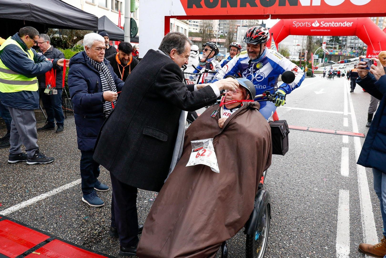 El alcalde Abel Caballero con participantes de Discamino en la carrera Calvario 5+5