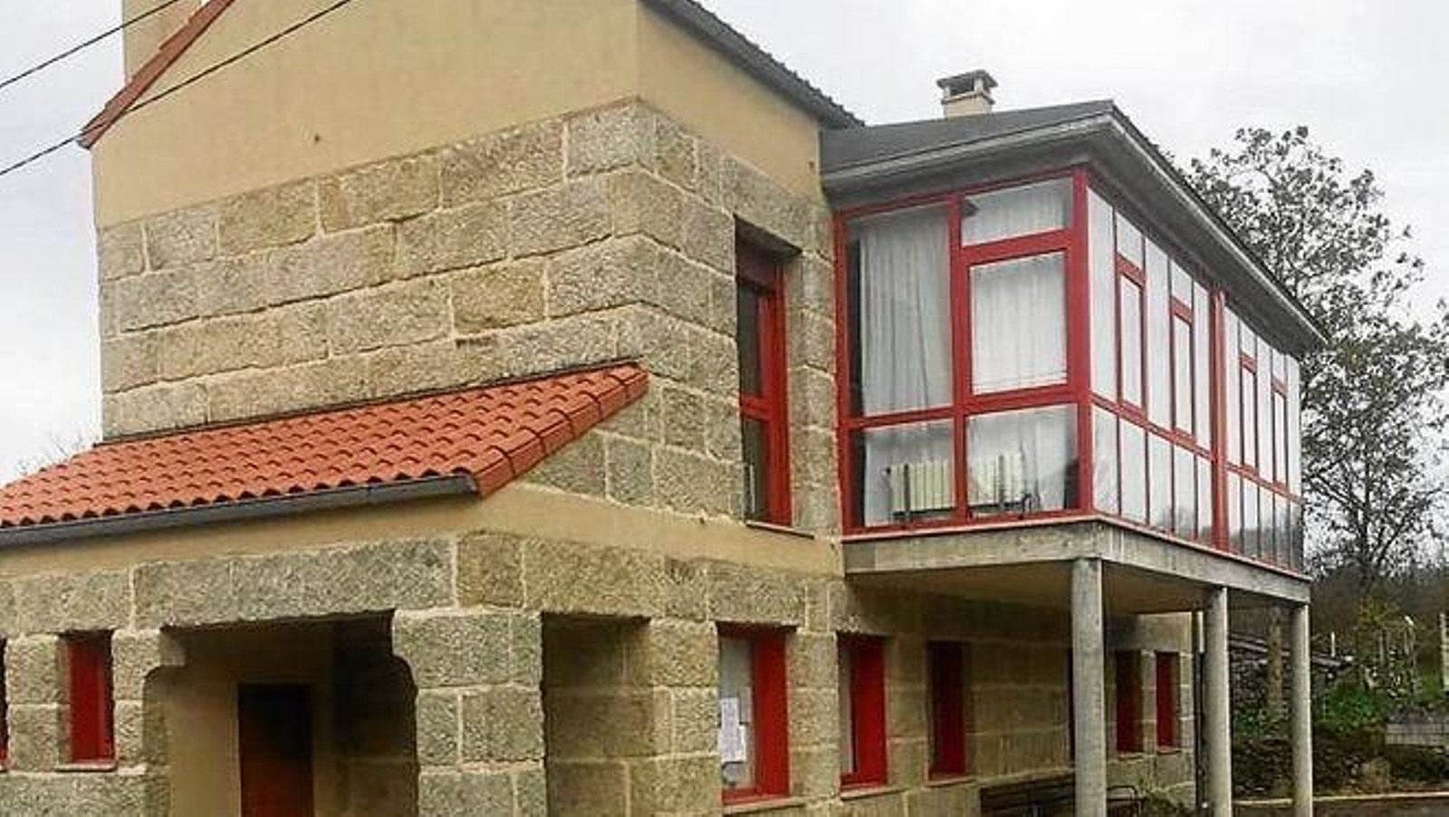 Exterior de la antigua escuela de Fontao, en cuya primera planta están ubicados los apartamentos.