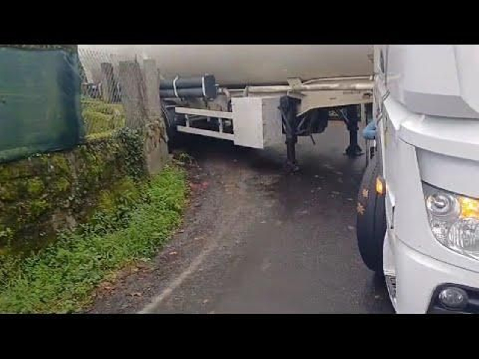 Camión atascado en Coles