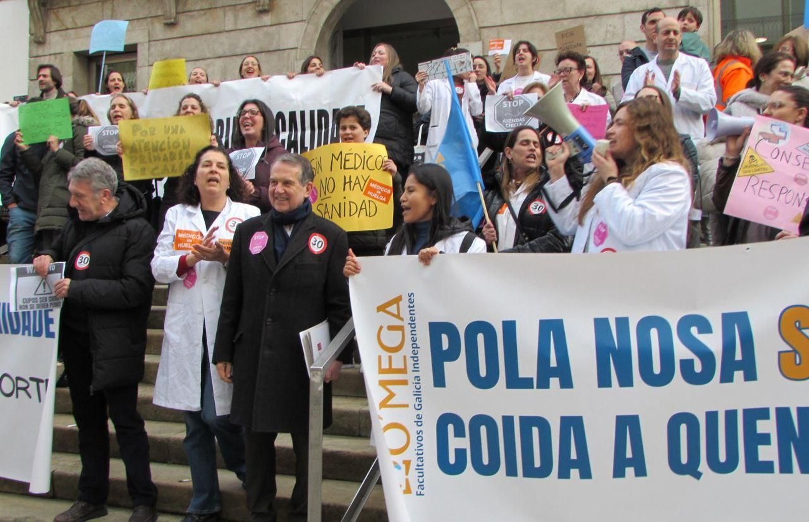 El alcalde de Vigo se sumó a la movilización convocada por los médicos para reclamar mejoras.