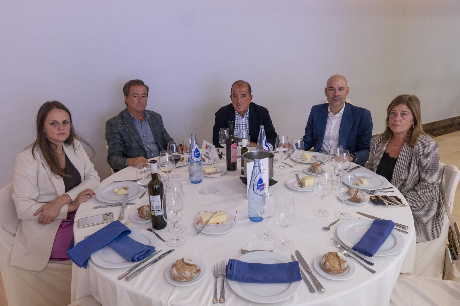 MESA RÍO ARNOIA  Irene Viña, directora de La Región Internacional; Lisardo González, propietario de Maderas San Martín; Emilio González, presidente de la asociación de comerciantes de la Plaza de Abastos Número 1 de Ourense; José Ramón Carnero, de Banco Santander, y Rosa Sánchez Gándara, senadora por el Partido Popular.