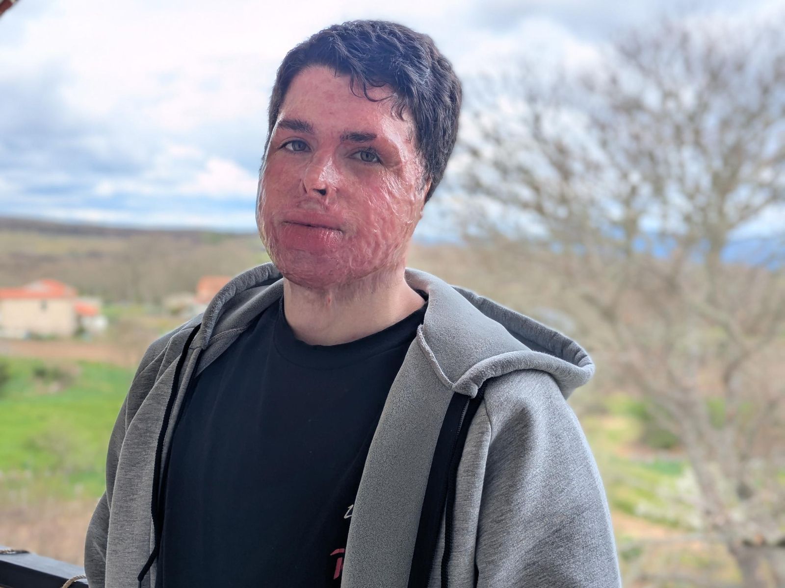 Yago Nogueira, no balcón da súa casa, desde onde ve o val de Oímbra que tanto defendeu.