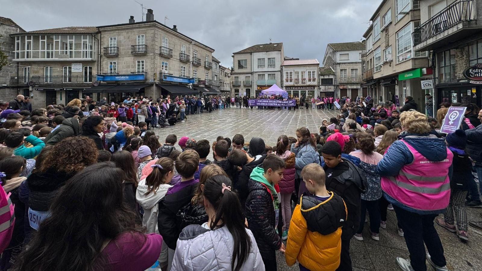 Decenas de personas se dieron cita en Xinzo de Limia para recorrer las calles de la villa en una manifestación que mostró el compromiso común contra todas las violencias machistas. Así, el recorrido terminó en la Plaza Mayor, dando paso a la lectura del manifiesto institucional en el que participaron el Concello, alumnas del CEIP Carlos Casares y la entidad LIMISI. Por su parte, el Concello de Sandiás preparó una jornada en la que además de la lectura del manifiesto, se celebró un obradoiro para los más pequeños además de la colocación de un "photocall solidario" y el reparto de pulseras como símbolo de lucha contra la violencia de género.