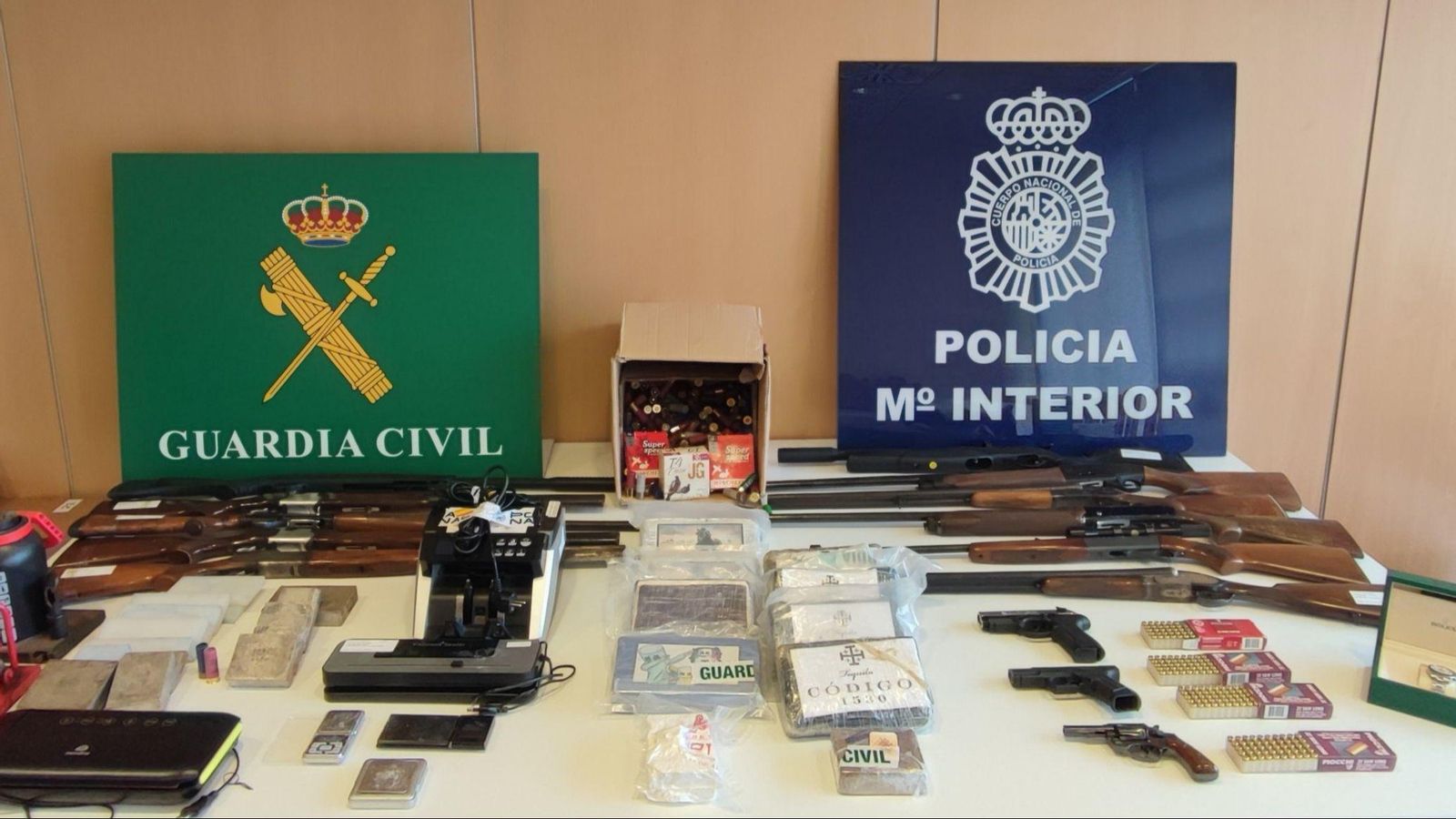 Armas encontradas en la operación.