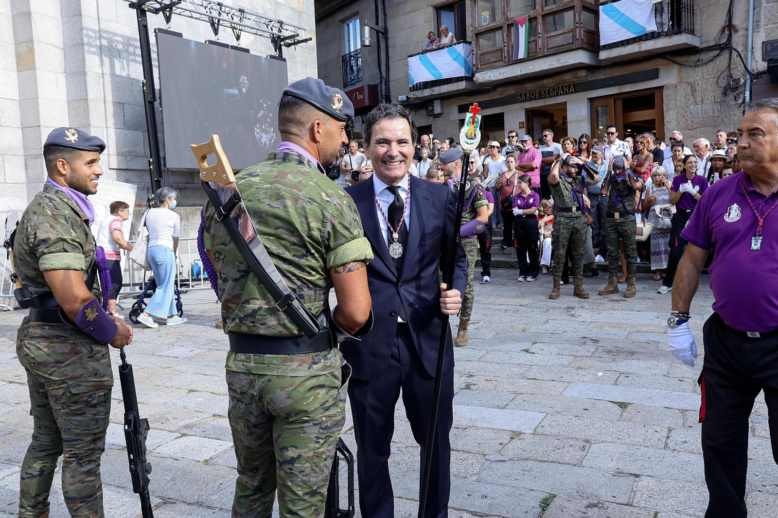 Galería | Misa por el Cristo da Victoria en Vigo y la concurrida procesión