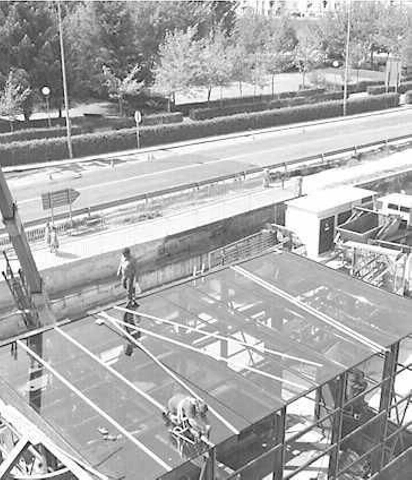 La construcción del emblemático Puente del Milenio hace 25 años cambiaba el skyline de Ourense, en fotos