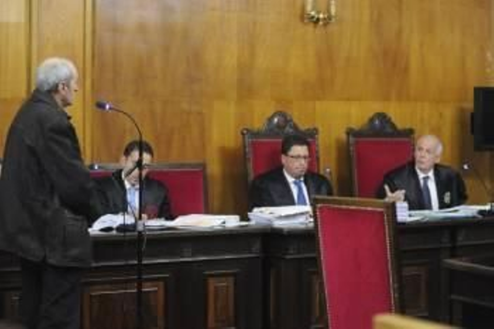 José Luis Lamela Álvarez (en pie), el día del juicio desarrollado a finales de noviembre de 2011. (Foto: MARTIÑO PINAL)