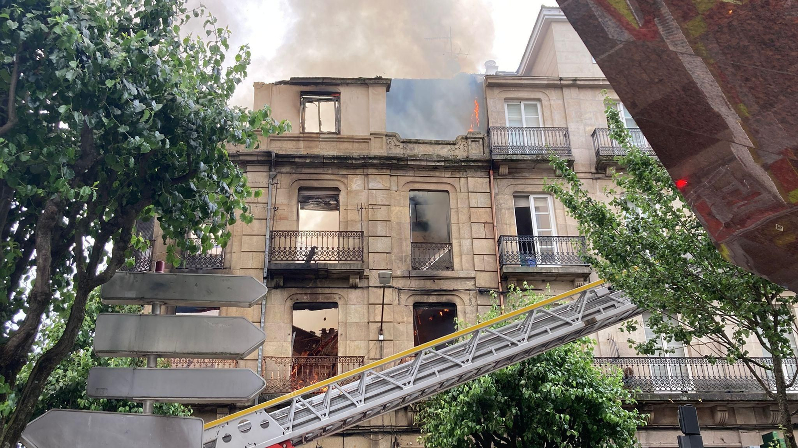 Galería | Así fue el voraz fuego que calcinó un edificio en A Ponte, en imágenes