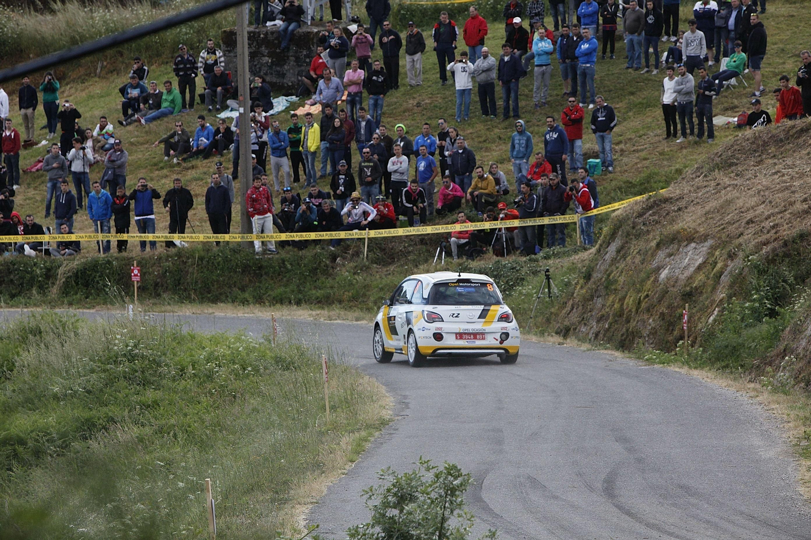 Un grupo de aicionados sigue las evoluciones de Esteban Vallín, durante la disputa de la primera pasada por el tramo del Cañón do Sil.