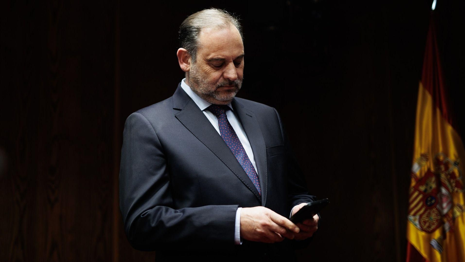 El exministro de Transportes José Luis Ábalos a su llegada a una comisión del Senado.