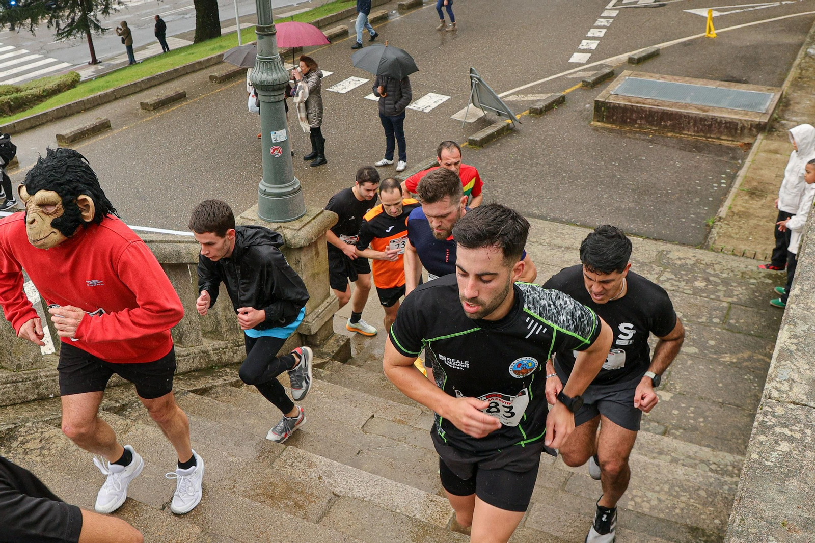 Galería | Cientos de atletas aguantan la lluvia en la Subida ao Castro