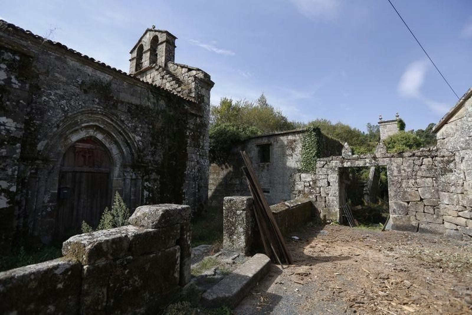 El monasterio de Santa Uxía de Lobás, en Carballiño, está incluido en la Lista Roja de Patrimonio // FOTO: Xesús Fariñas