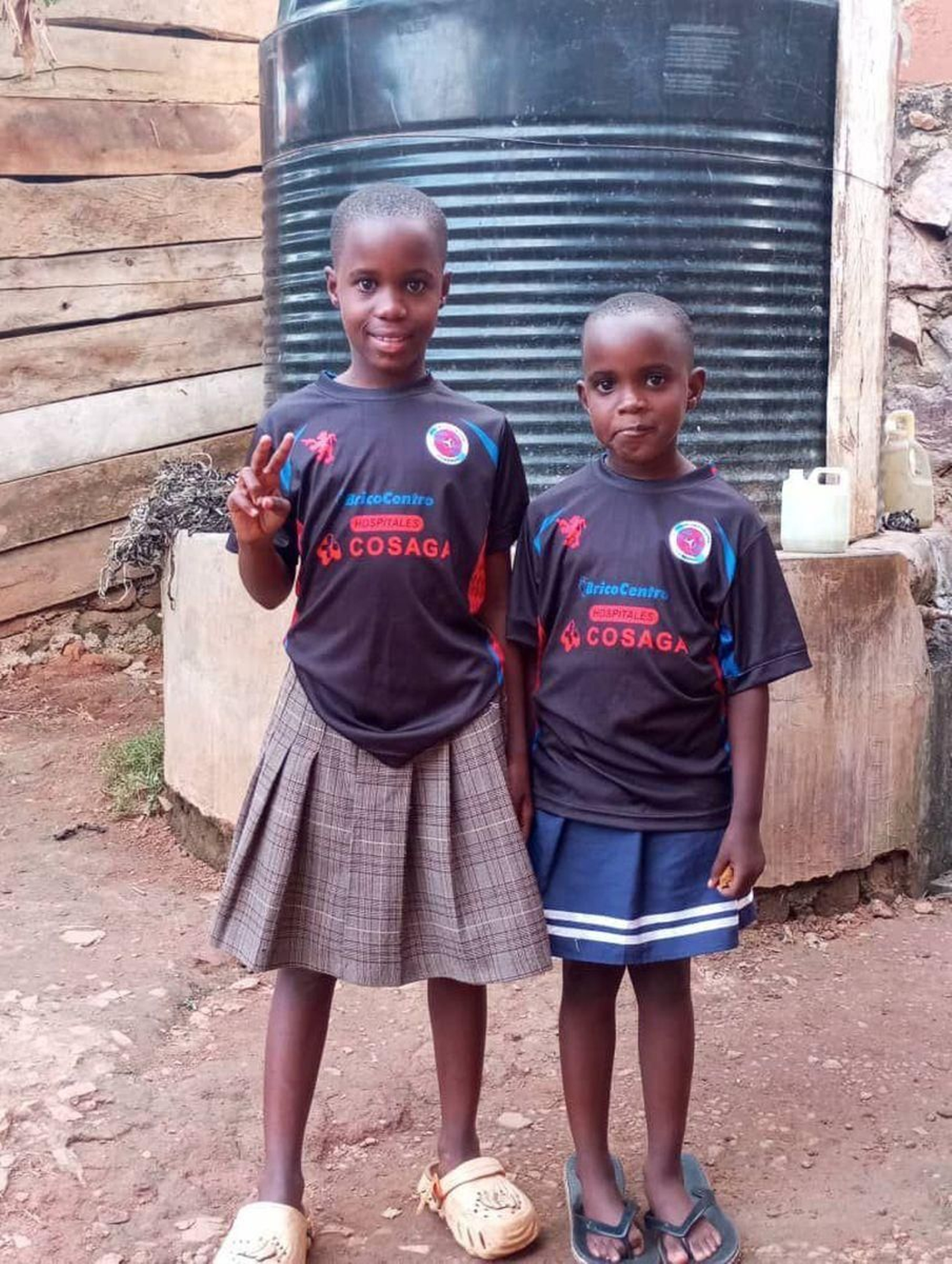 Dos jóvenes de Uganda con las camisetas de la UD Ourense.