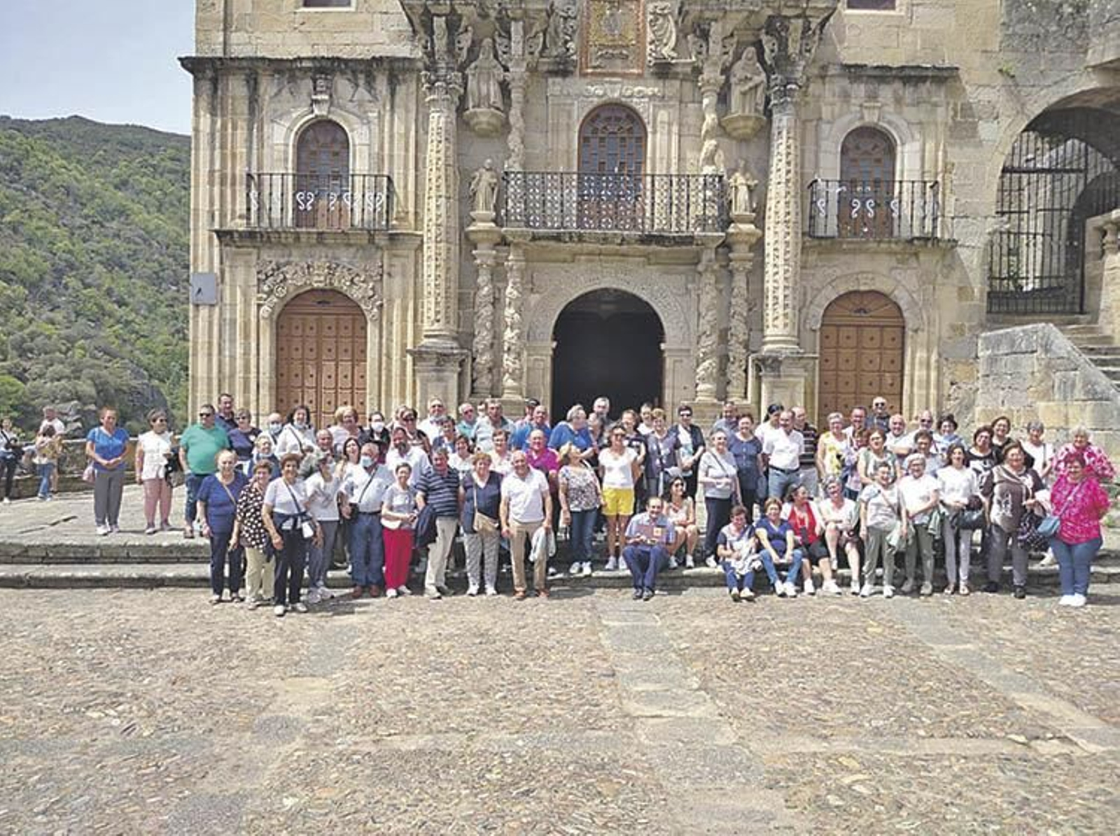 Grupo de visitantes procedentes de Moraña y Tomiño, en el santuario bolés de As Ermidas.