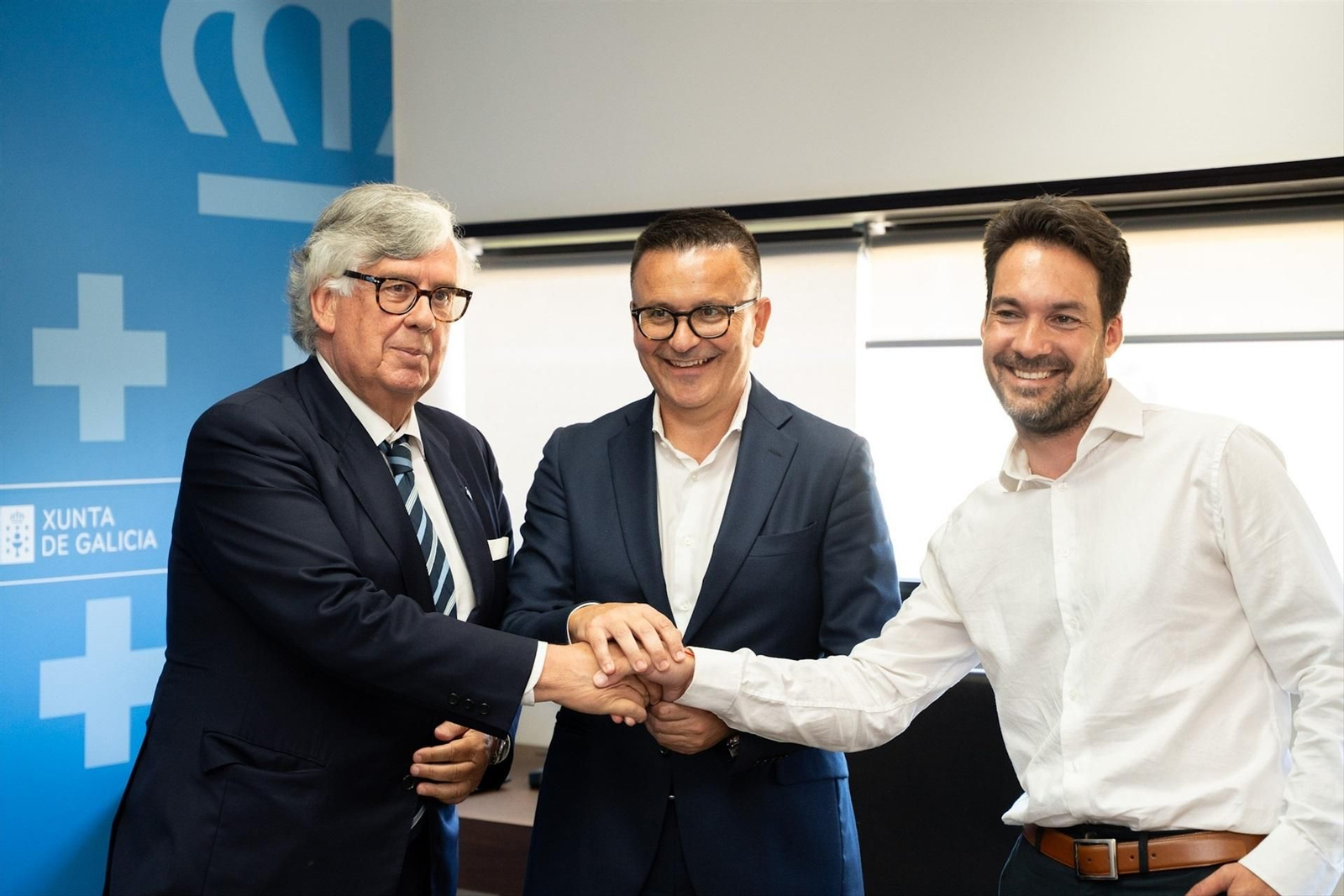 Juan Manuel Vieites, José González y Cristóbal Medeiros, tras la firma del acuerdo.