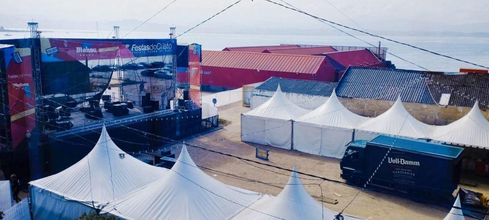 La zona de jaimas y conciertos de Ojea preparada para el inicio.