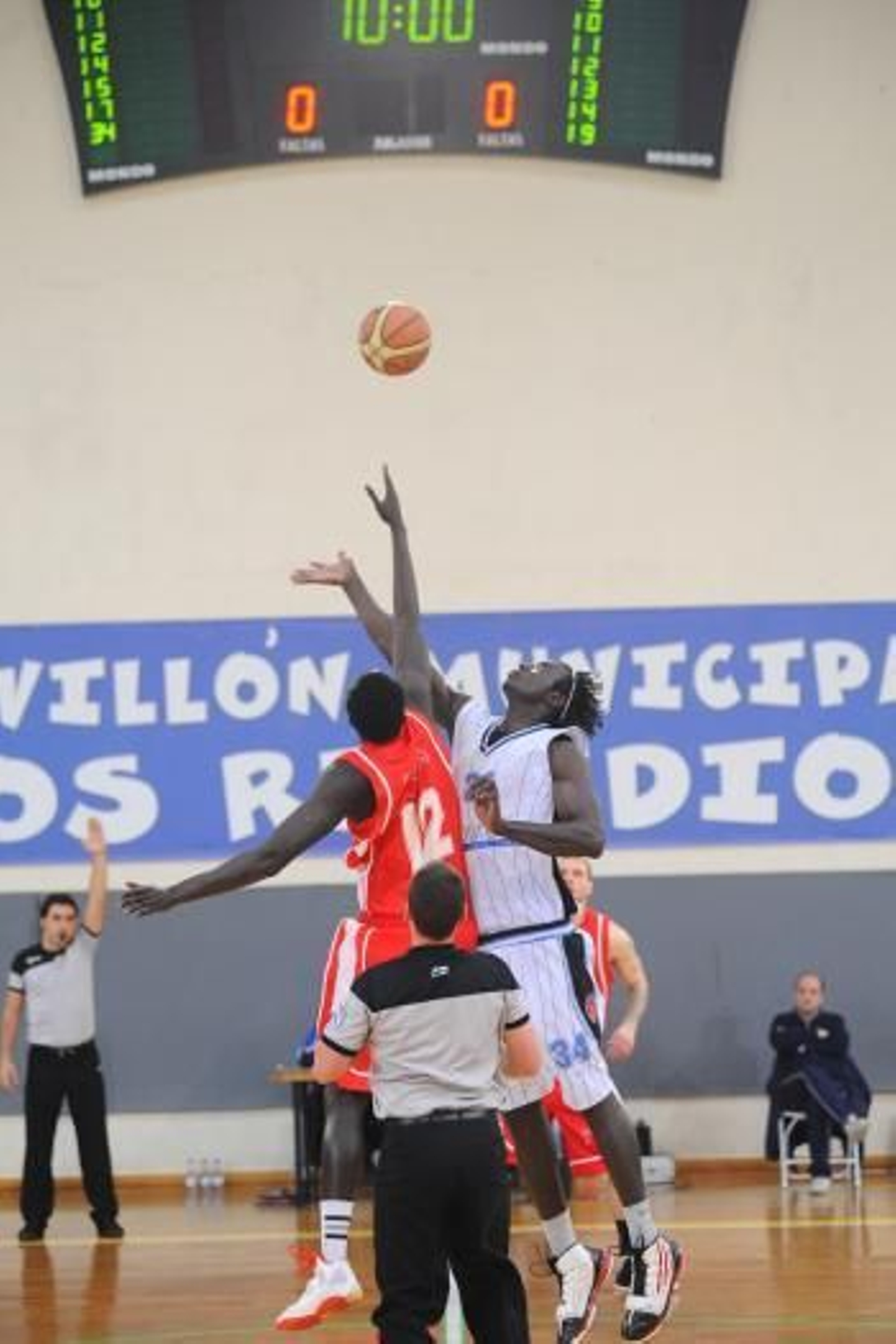 El pívot del ABO Ndiaye salta con el del Ferrol Diouf en el último partido de la Liga EBA. (Foto: Martiño Pinal)