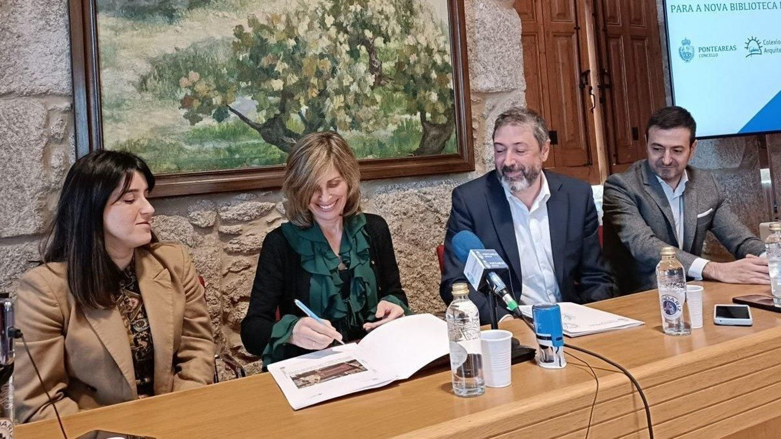 Silvia F. Táboas, Nava Castro, Lucia González y Manuel Martínez, firmando el convenio de la nueva Biblioteca.