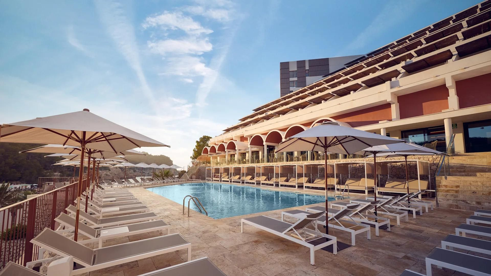 Piscina principal del resort Cala San Miguel