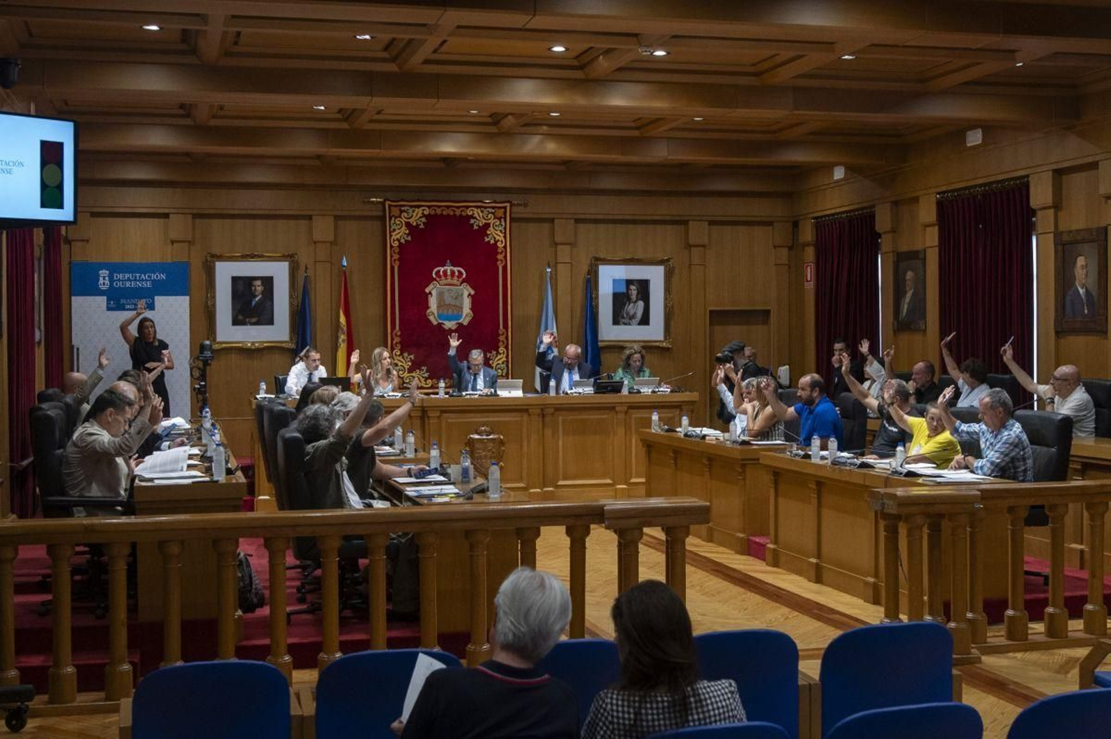 Votación ayer en el pleno de la Diputación de una de las mociones presentadas.