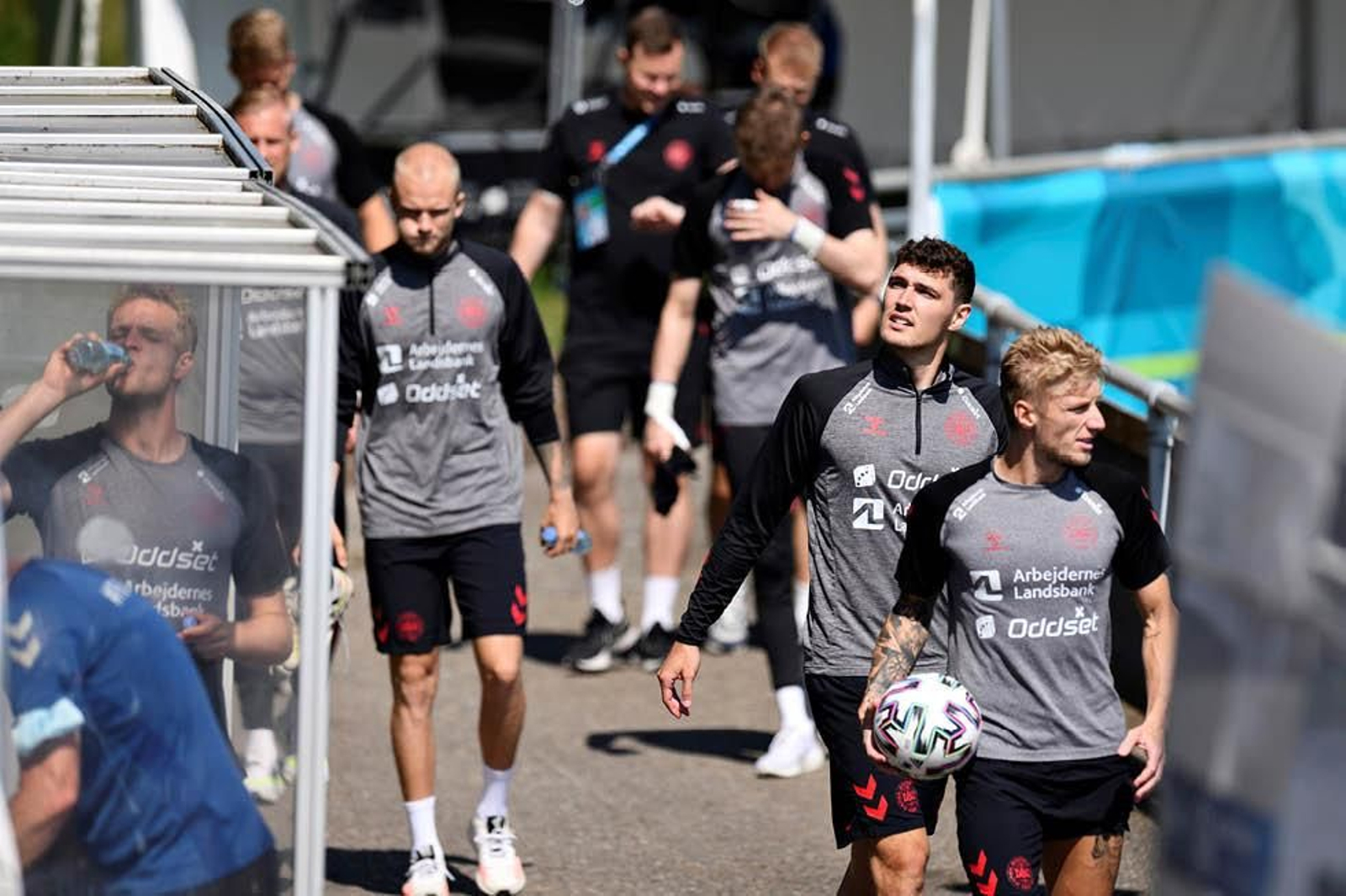 El excéltico Daniel Wass (d), ayer, en el entrenamiento de la selección de Dinamarca.

EFE