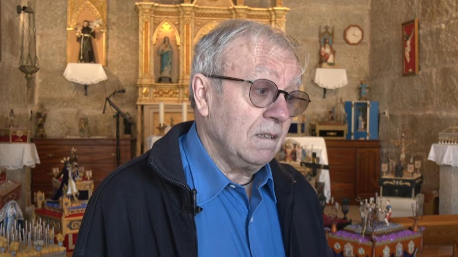 Paco Mayorgas, con algunos de los pasos y tronos recreados manualmente por él.