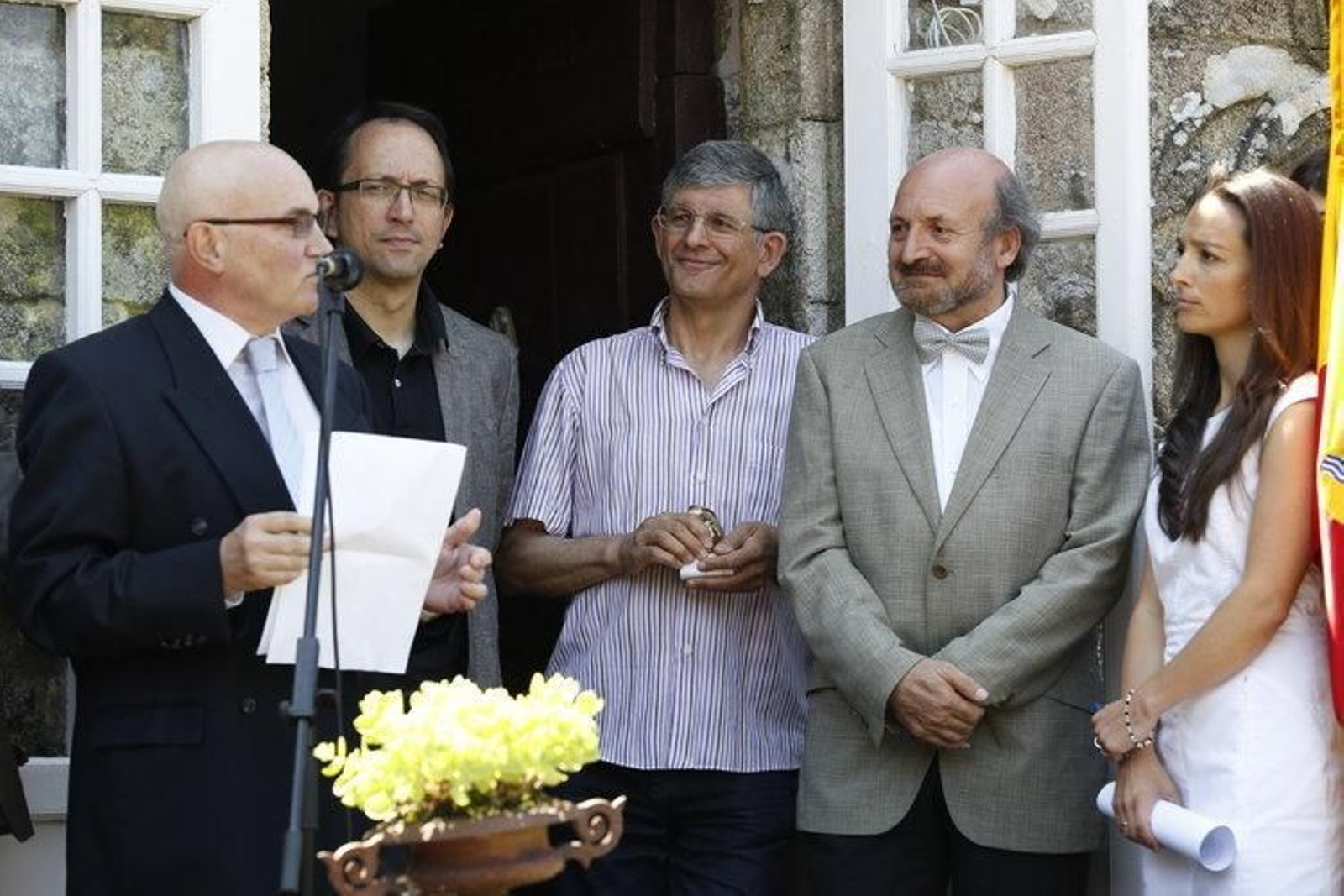 El alcalde de Boborás, Cipriano Caamaño, se dirige a Antón Cortiza y Cesáreo Sánchez Iglesias (XESÚS FARIÑAS)