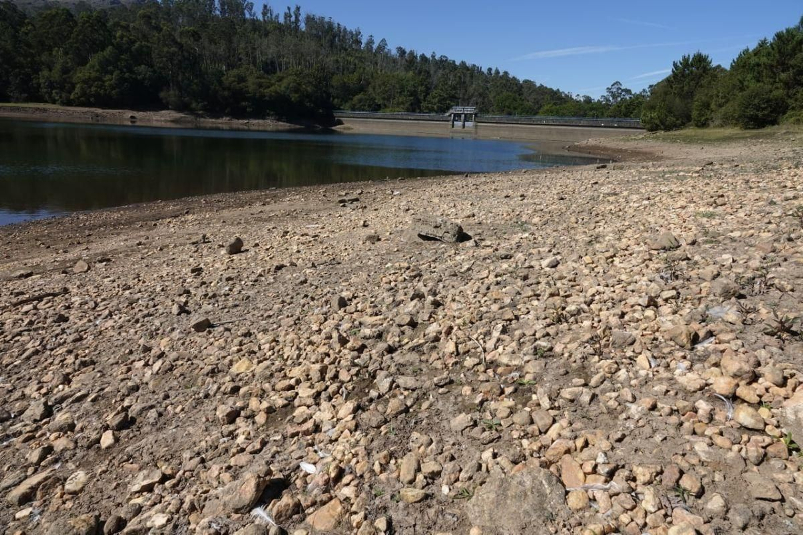 El embalse vigués de Zamáns, ayer, visiblemente más bajo que hace tan solo una semana.