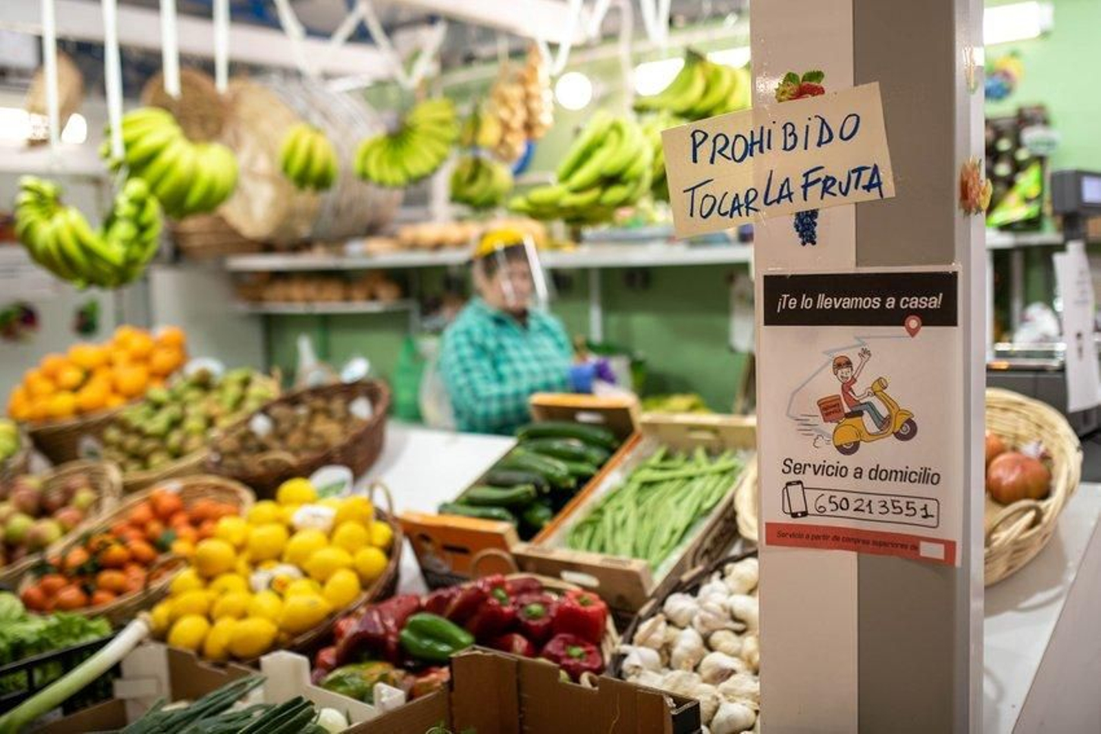 Comerciantes de la Praza de Abastos continúan su actividad mientras dura el confinamiento de la población. Los clientes pueden comprar en las tiendas o hacer los pedidos por teléfono y posteriormente se entregarán a domicilio sin coste alguno. Foto: Óscar Pinal