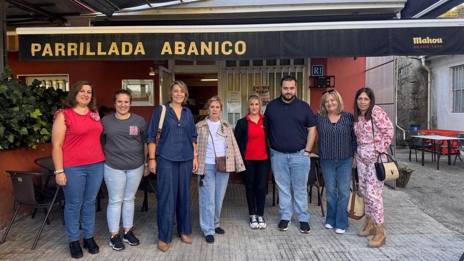 La vicesecretaría de Igualdade do PPdeOU visitó ayer el bar-parrillada O Abanico, en O Irixo.