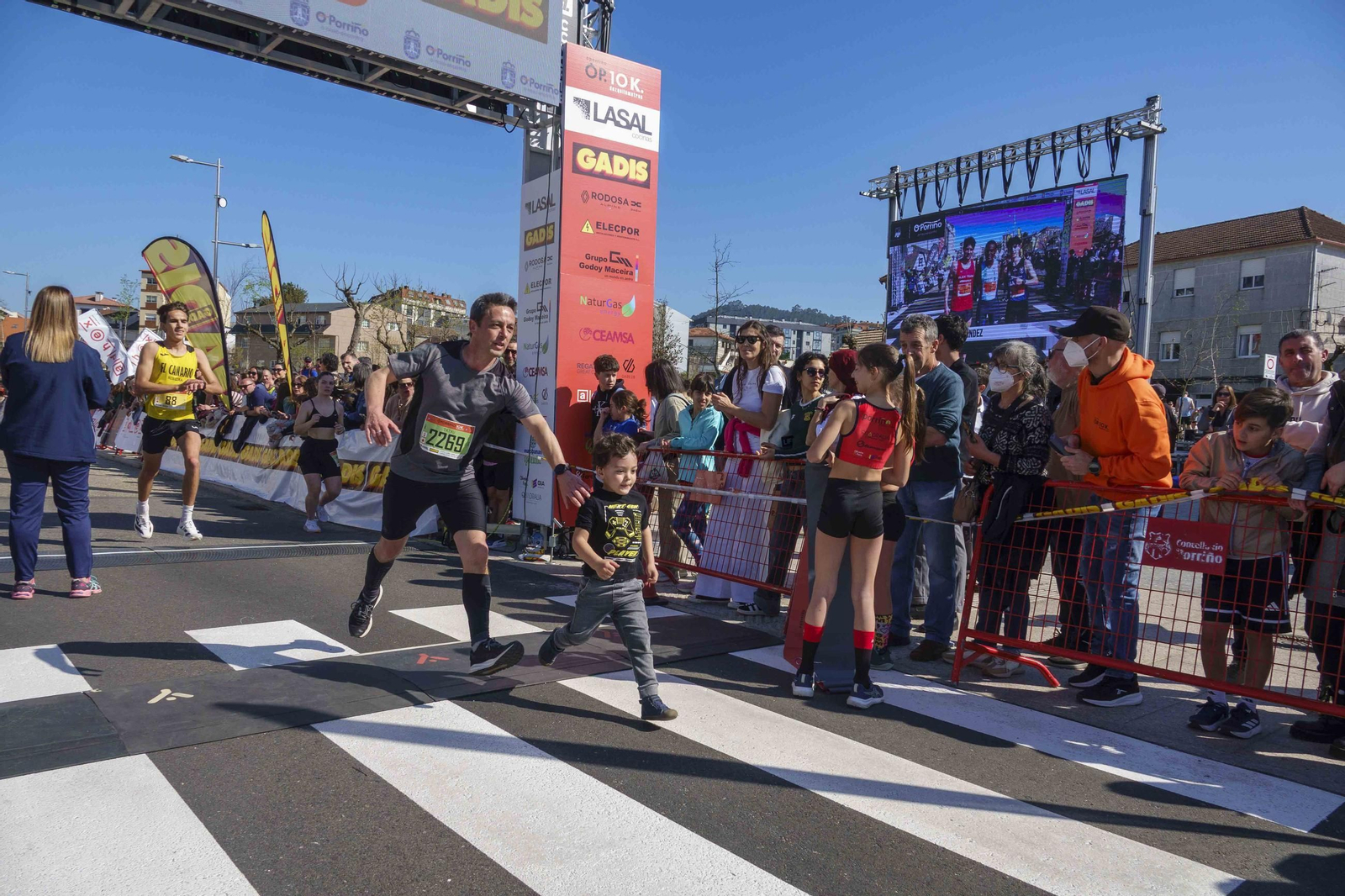 Galería | Pequeños y mayores se divierten en la 10K de Porriño