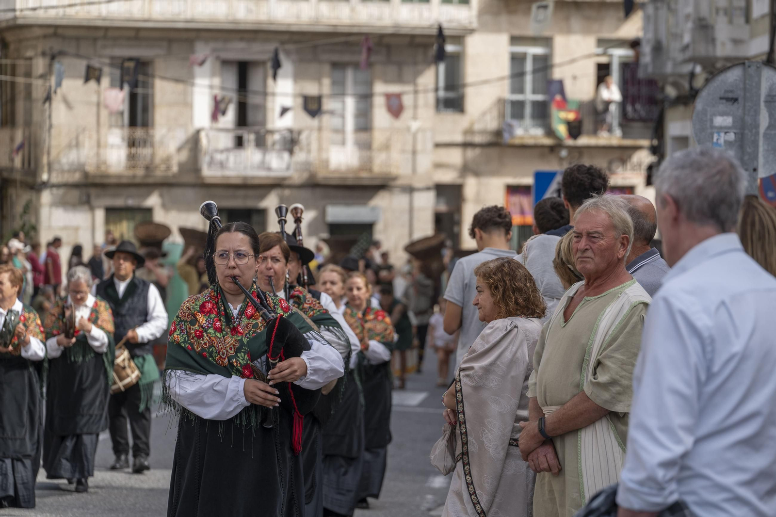 Galería | Reyes, clero, doncellas y caballeros desfilan por las calles de Ribadavia en la Festa da Istoria