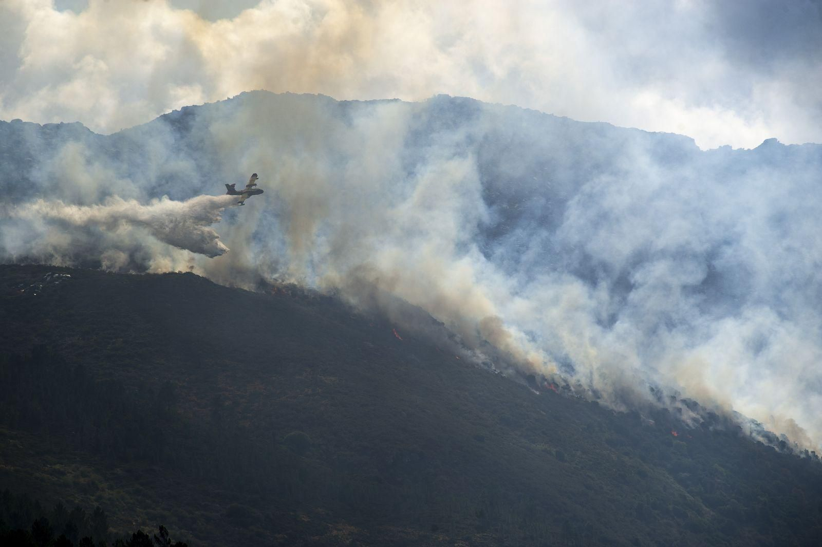 Las llamas arrasan el parque natural del Xurés // FOTO: MARTIÑO PINAL