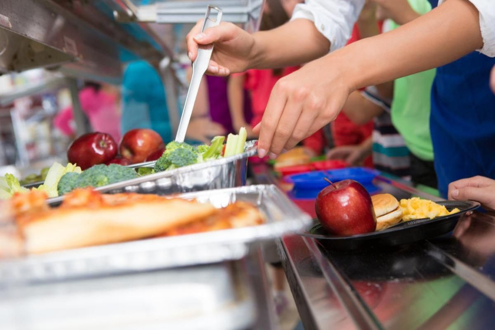 Un estudiante se sirve comida en el comedor de su centro escolar.