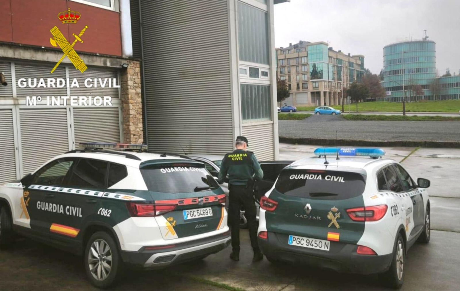 Dos vehículos de la Guardia Civil.