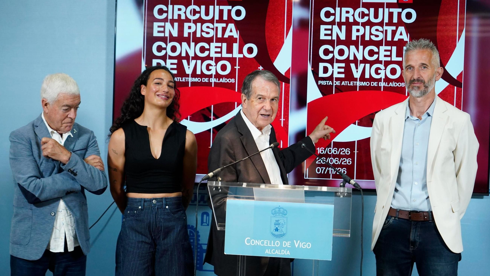 En la presentación de ayer en el Concello Abel Caballero felicitó a Lía Caride, autora del cartel.