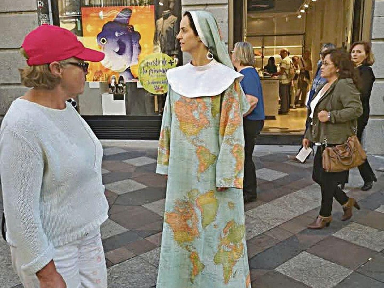 El performance de la monja con hábito intervenido.