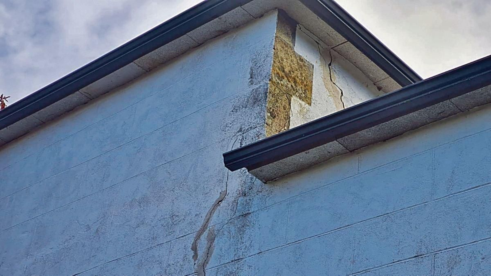 Grietas en la iglesia de Soutipedre.