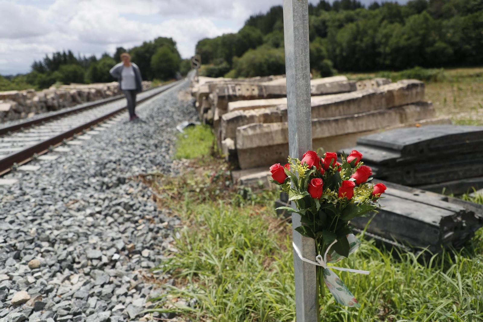 Un ramo de flores en el paso a nivel en el que ocurrió el accidente. Foto: EFE.
