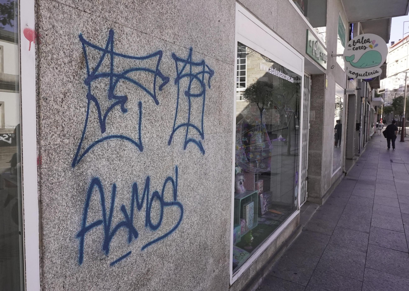 Galería | Vigo, lleno de pintadas que 'ensucian' el centro