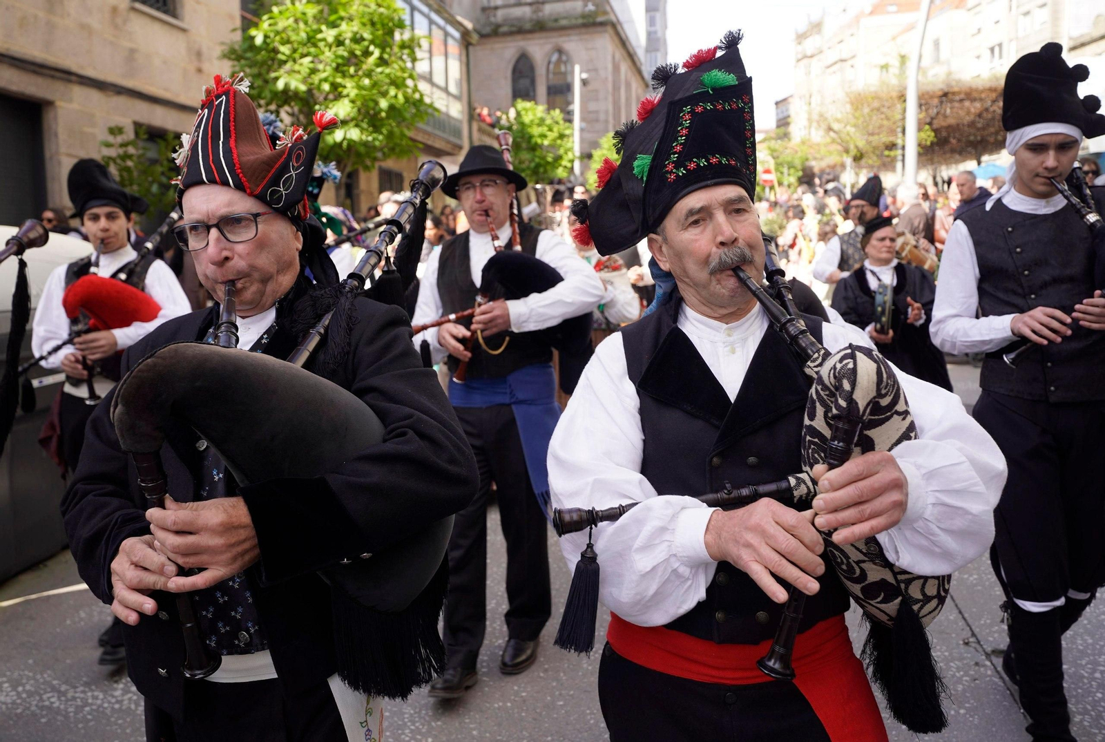 Galería | La Borriquita llena de fe y color las calles de Vigo