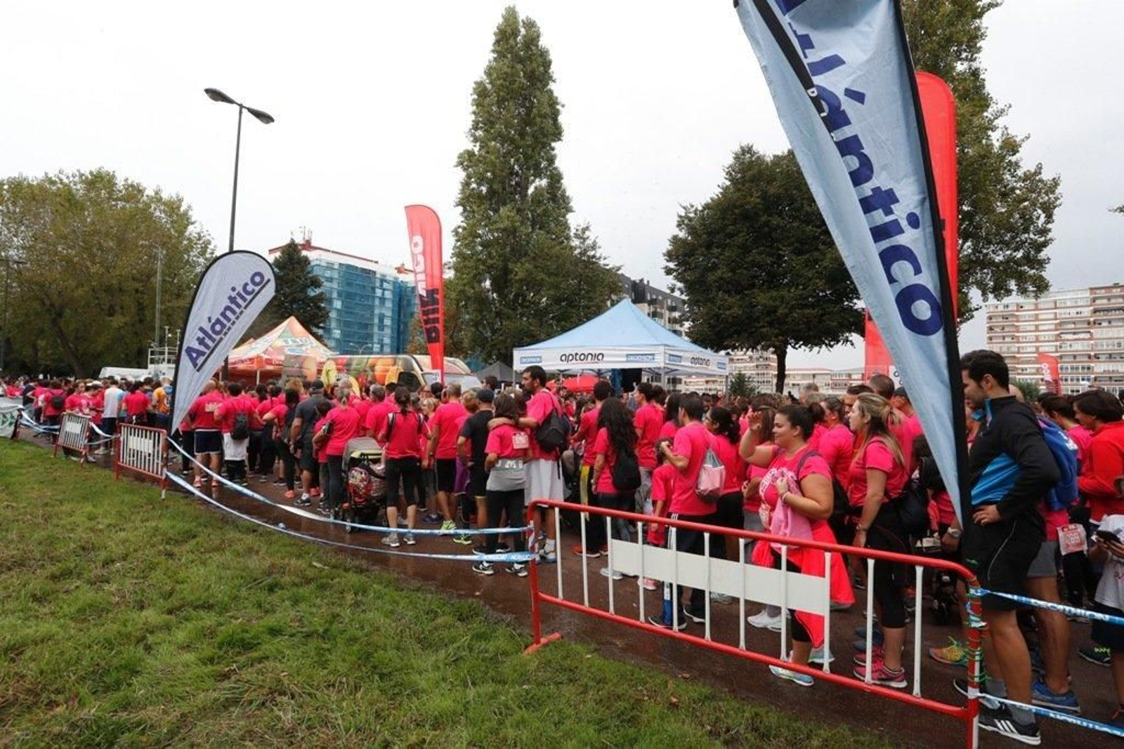 El color rosa abarrotó la Avenida de Castelao - JV Landín 185