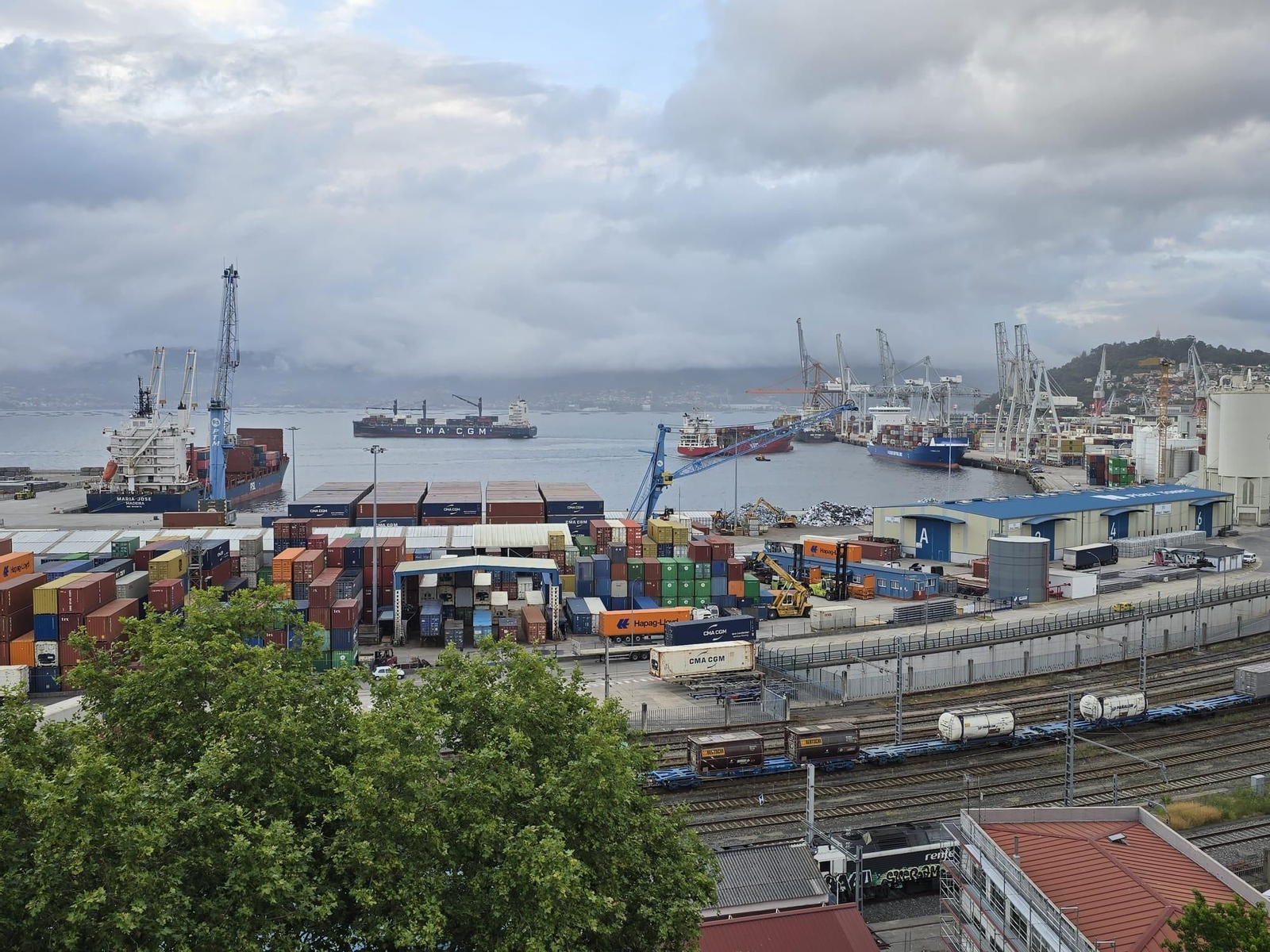 Una imagen de esta semana, con tres buques operando en Guixar y otro más fondeado a la espera de turno.