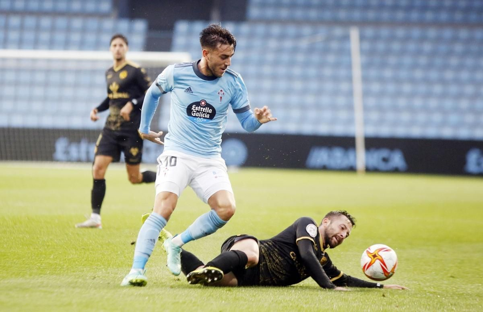 Losada trata de llevarse una pelota en el partido de la primera vuelta, jugado en Balaídos (1-0). 

JV LANDÍN