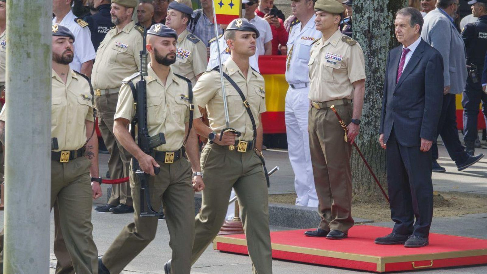 Marcial González y Abel Caballero reciben los honores de las tropas