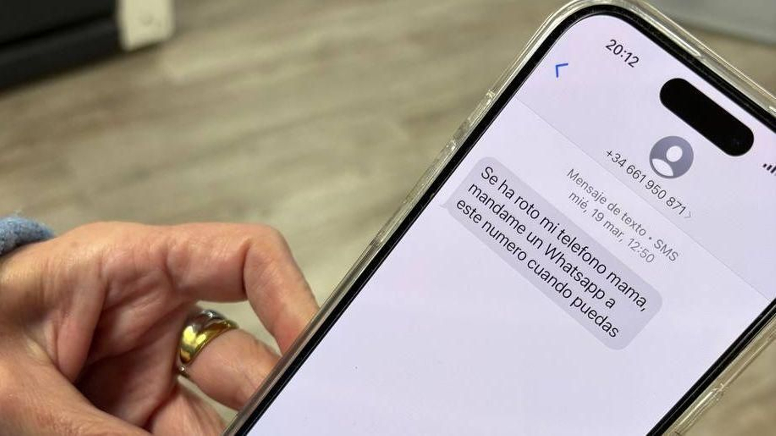 Uno de los mensajes falsos que llegan con frecuencia al móvil.